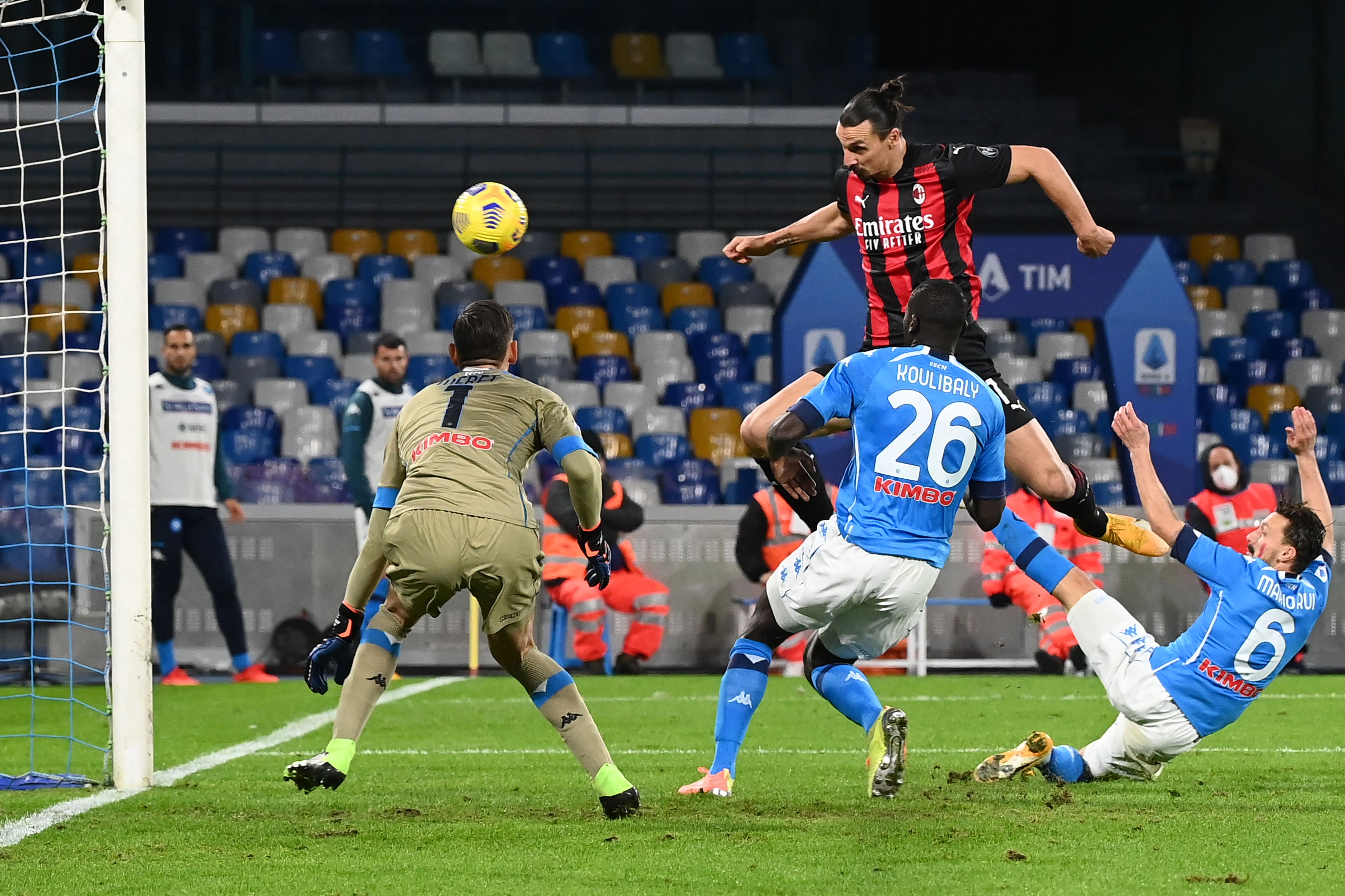 Zlatan Ibrahimovic, a sus 39 años, anotó en dos ocasiones en el triunfo del AC Milan ante el Nápoles. (Foto Prensa Libre: AFP)