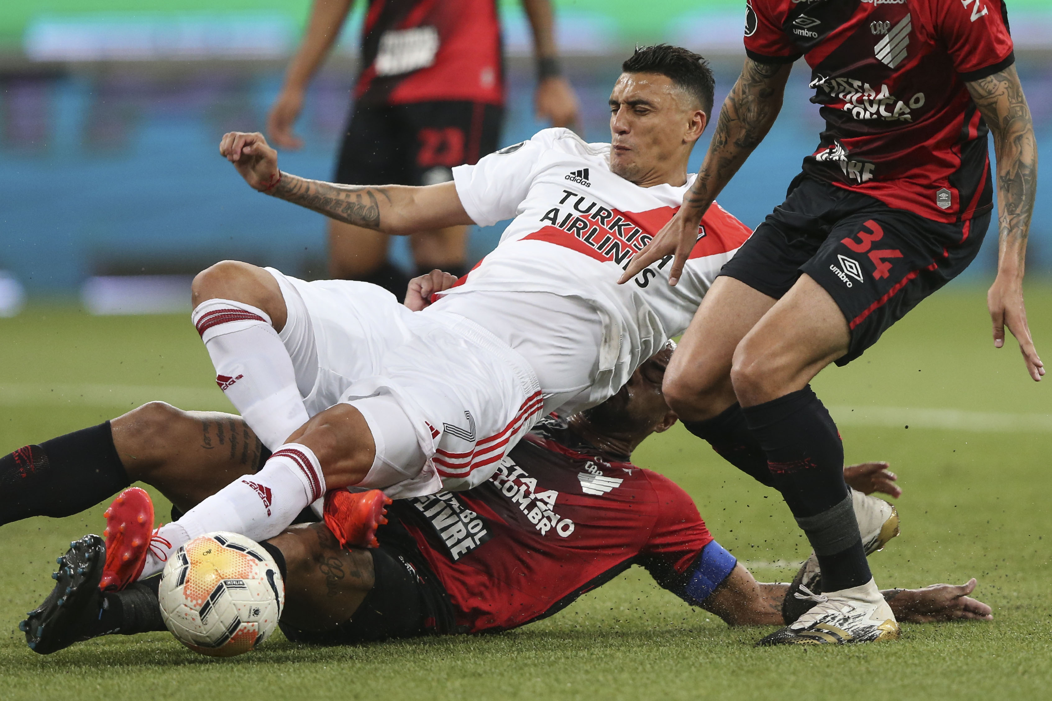 Matías Suárez, de River Plate, recibe una barrida de Thiago Heleno, del Paranaense. El juego fue en el estadio Curitiba de Brasil. Foto Prensa Libre: AFP.