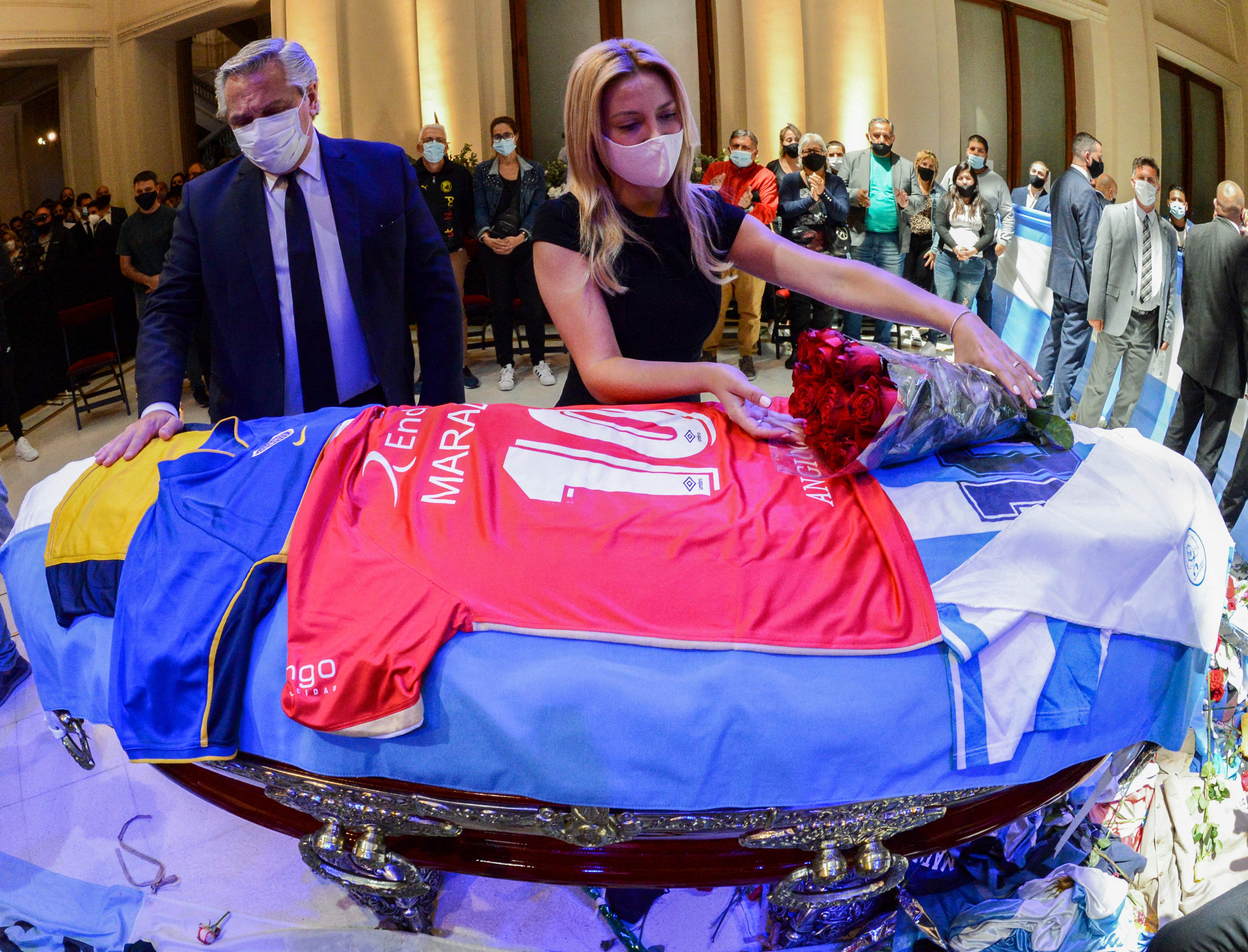 Familia y celebridades de todos los ámbitos le dan el último adiós al ídolo del futbol Diego Maradona (Foto Prensa Libre: AFP)