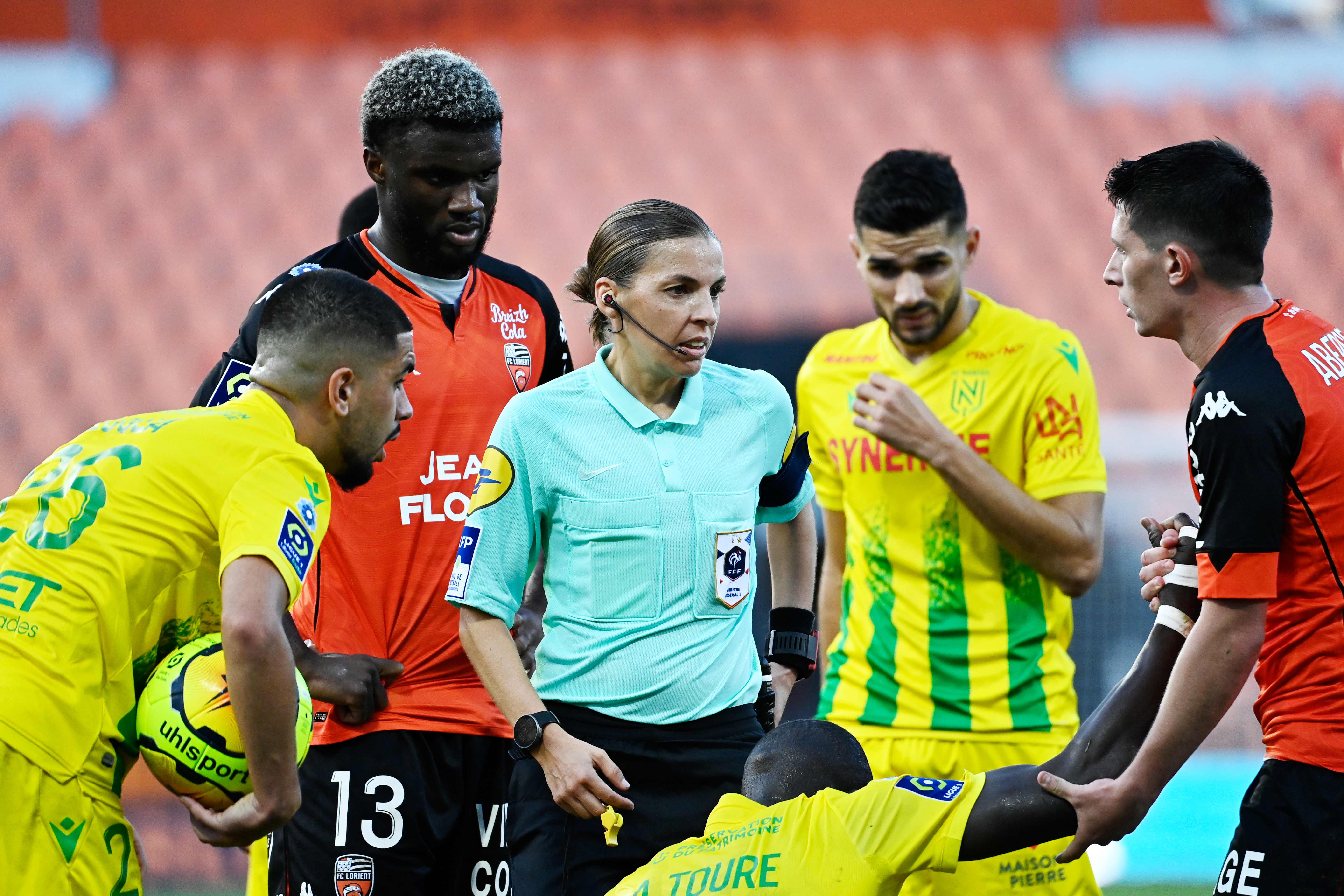 Stephanie Frappart imparte justicia en el juego de la Liga 1 de Francia entre Lorient y el  Nantes. Foto Prensa Libre: AFP.