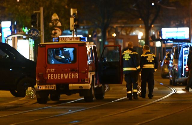 Servicios de emergencia en uno de los lugares donde hombres abrieron fuego. (Foto Prensa Libre: AFP)