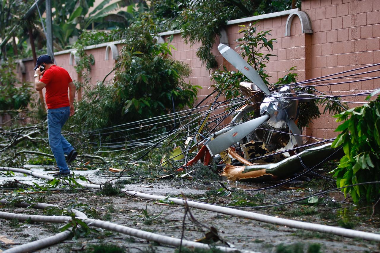 Una avioneta se accidentó el domingo 8 de noviembre del 2020 en la zona 9 capitalina. (Foto Prensa Libre: Fernando Cabrera)