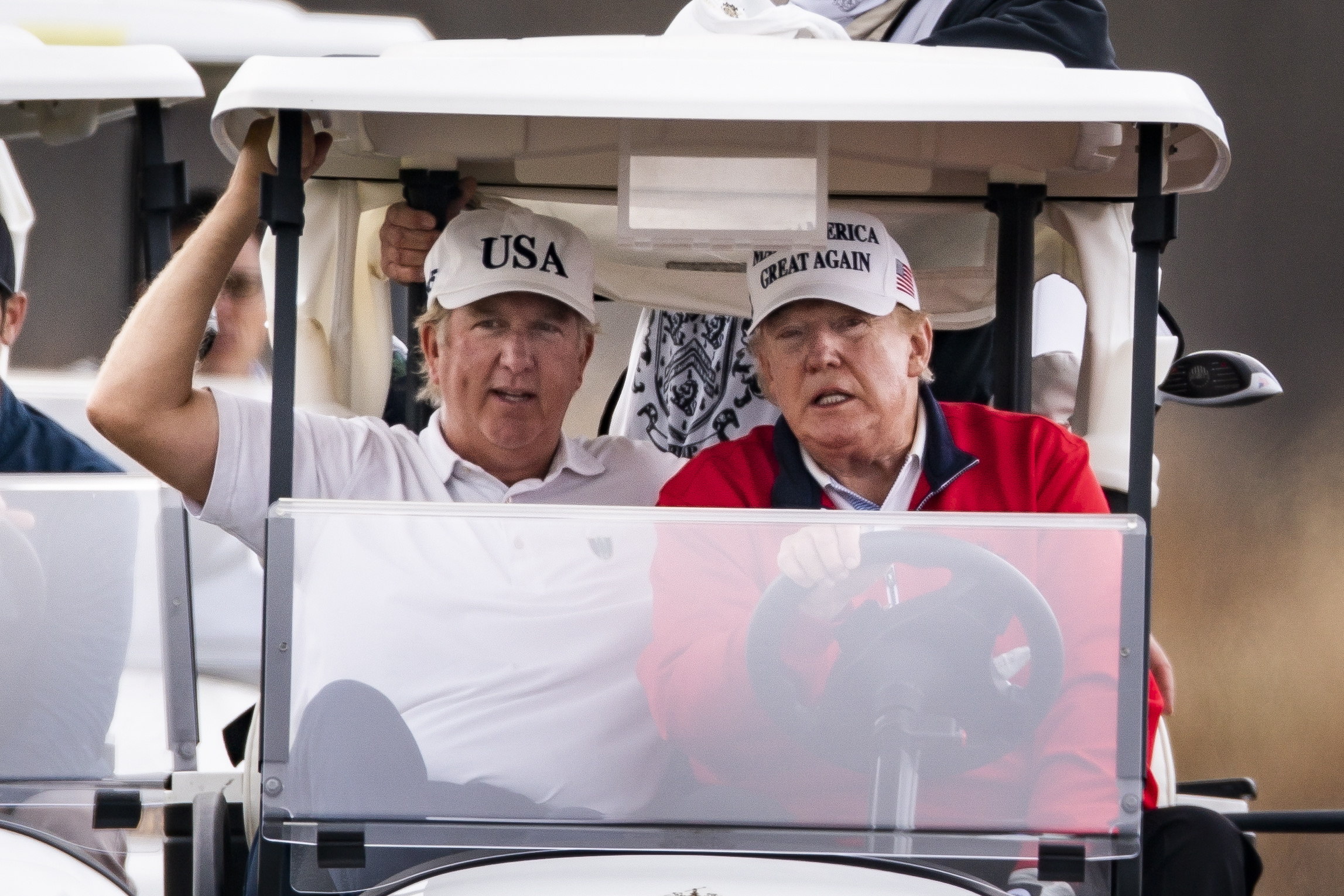 Luego de un par de horas en la cumbre del G20, el presidente Donald Trump fue a su club privado de golf en Virginia. (Foto Prensa Libre:
EFE/EPA/JIM LO SCALZO).
