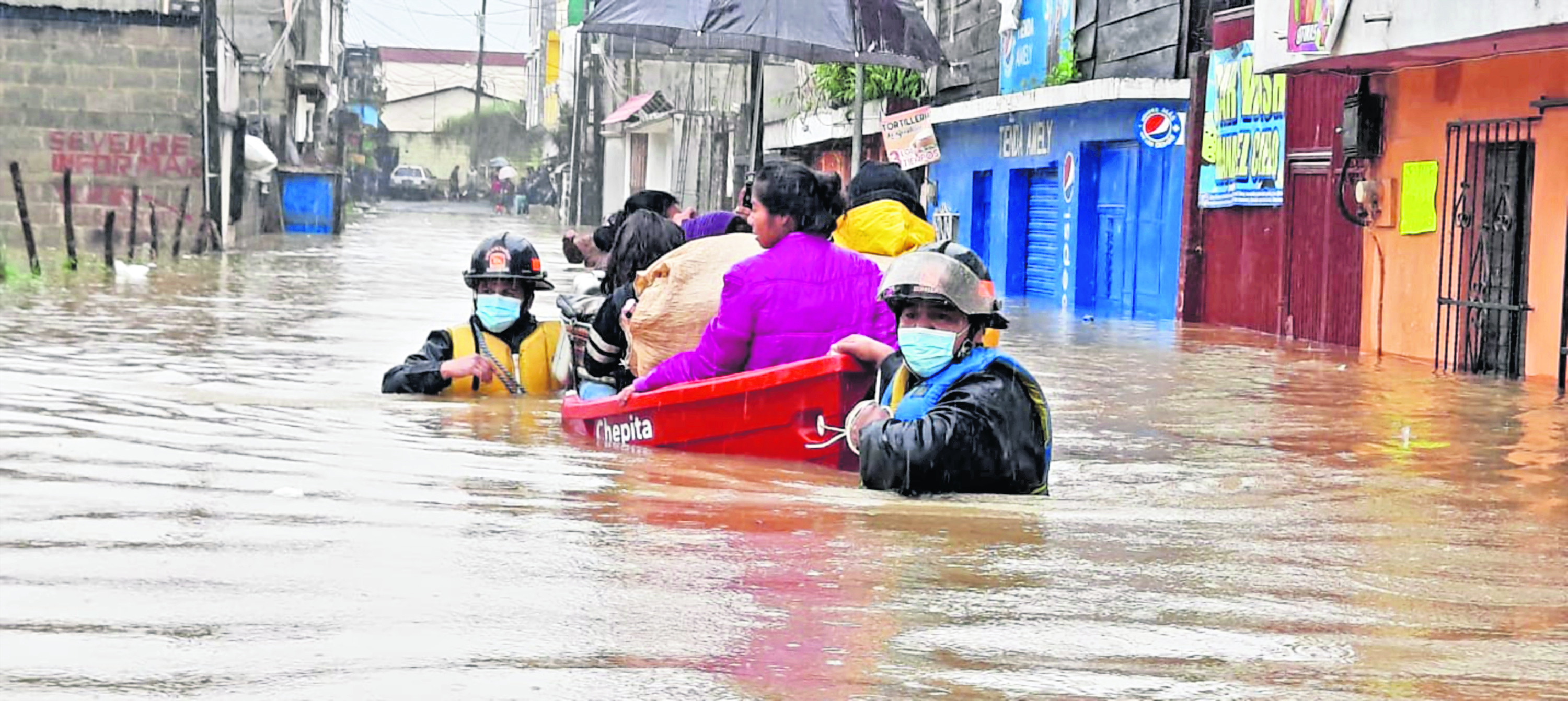 Pobladores de barrios de Cobán, Alta Verapaz, son evacuados de sus casas por la crecida del río Cahabón, a causa de las lluvias de la tormenta tropical Eta. (Foto Prensa Libre: EFE)