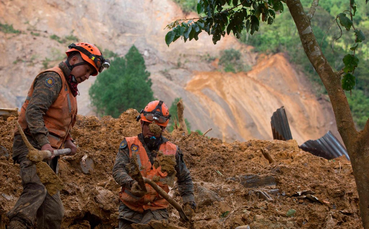 Tareas de rescate en Quejá donde un alud sepultó varias viviendas. (Foto Prensa Libre: Hemeroteca PL)