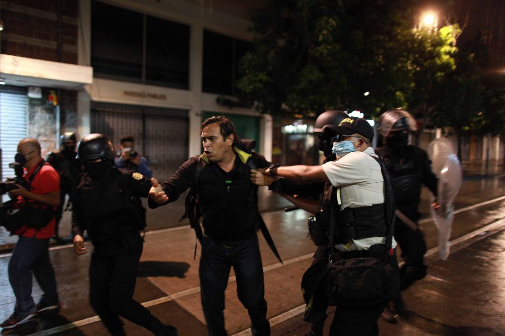 1. Carlos Sebastián documenta la captura de un hombre en la 6 avenida y 10 calle de la zona 1.