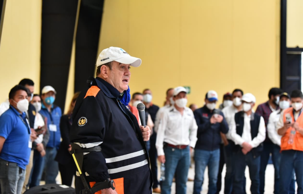 El Presidente Alejandro Giammattei visitó el lugar donde se preparan bolsas de alimentos para los damnificados esta mañana y después viajó a Alta Verapaz (Foto: Gobierno de Guatemala) 