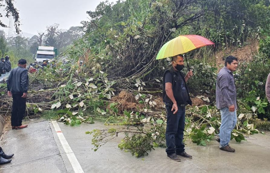 Deslizamiento en el kilómetro 183 RN-7E de la ruta al Polochic, entre Tactic y Tamahú, Alta Verapaz. (Foto Prensa Libre: Conred) 