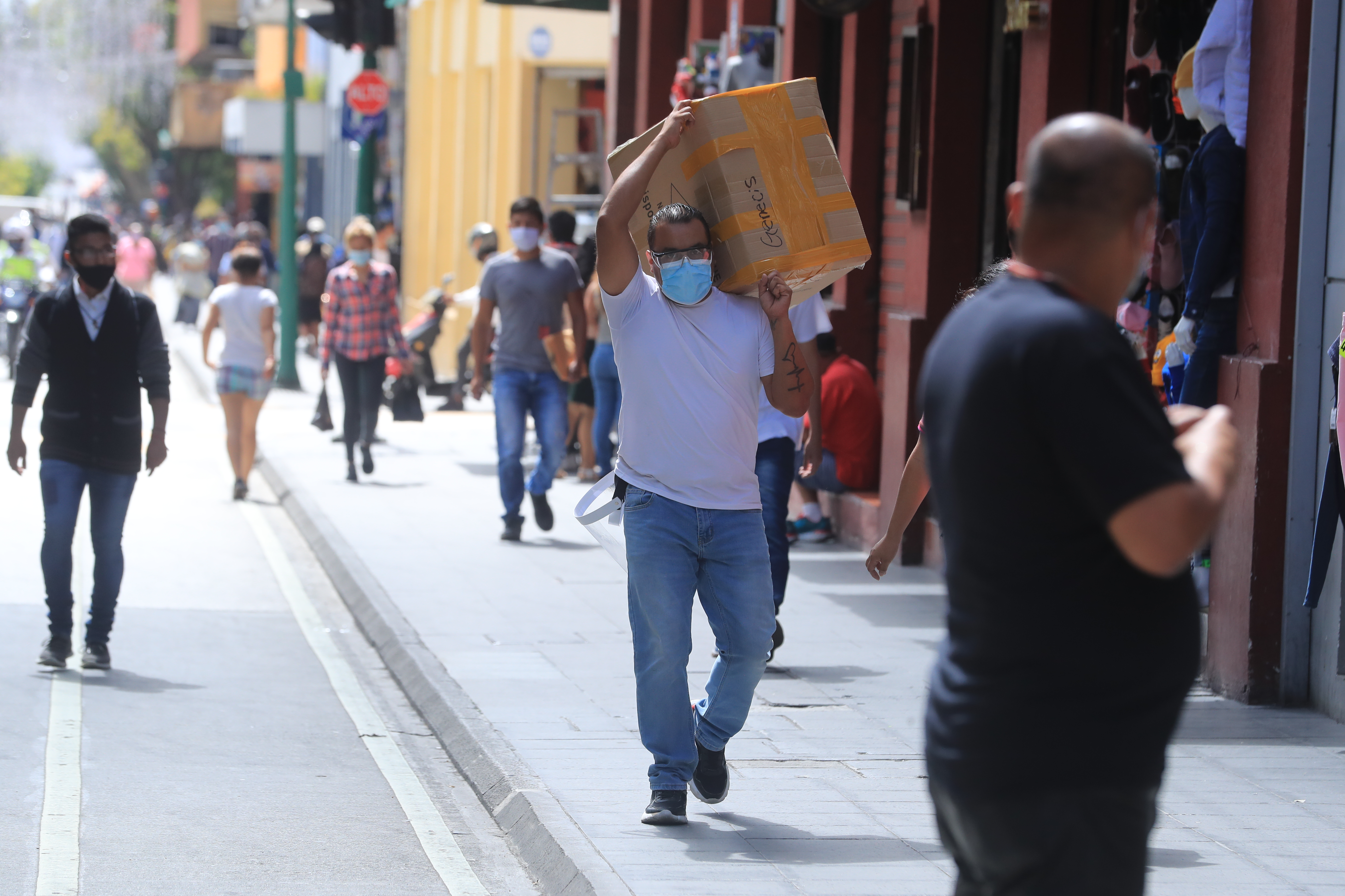 El IVA doméstico que registra el consumo mejoró su recaudación en parte por los programas sociales por el covid-19. (Foto Prensa Libre: Hemeroteca) 