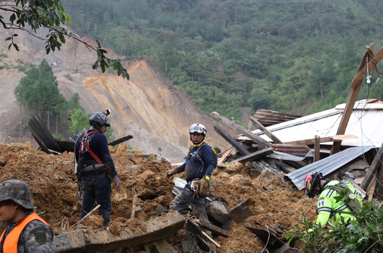 Socorristas buscan víctimas en la aldea Quejá, San Cristóbal Verapaz. (Foto Prensa Libre: Esteban Biba) 