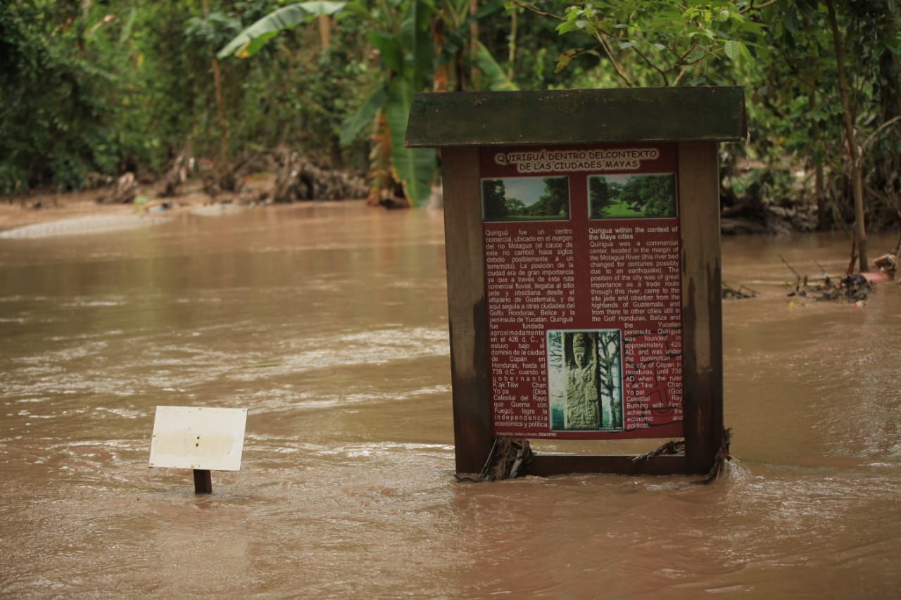 El sitio arqueológico Quiriguá, en Los Amates, Izabal, sigue anegado por las inundaciones. (Foto Prensa Libre: Byron García)