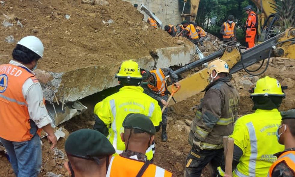 Bomberos buscan a soterrados en Camotán, Chiquimula. (Foto Prensa Libre: Bomberos Municipales Departamentales)