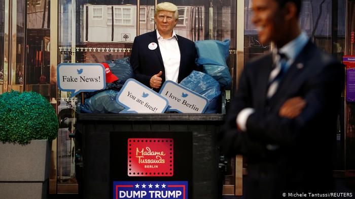 Trump en la basura. Obama sonríe.	(Michele Tantussi/REUTERS)