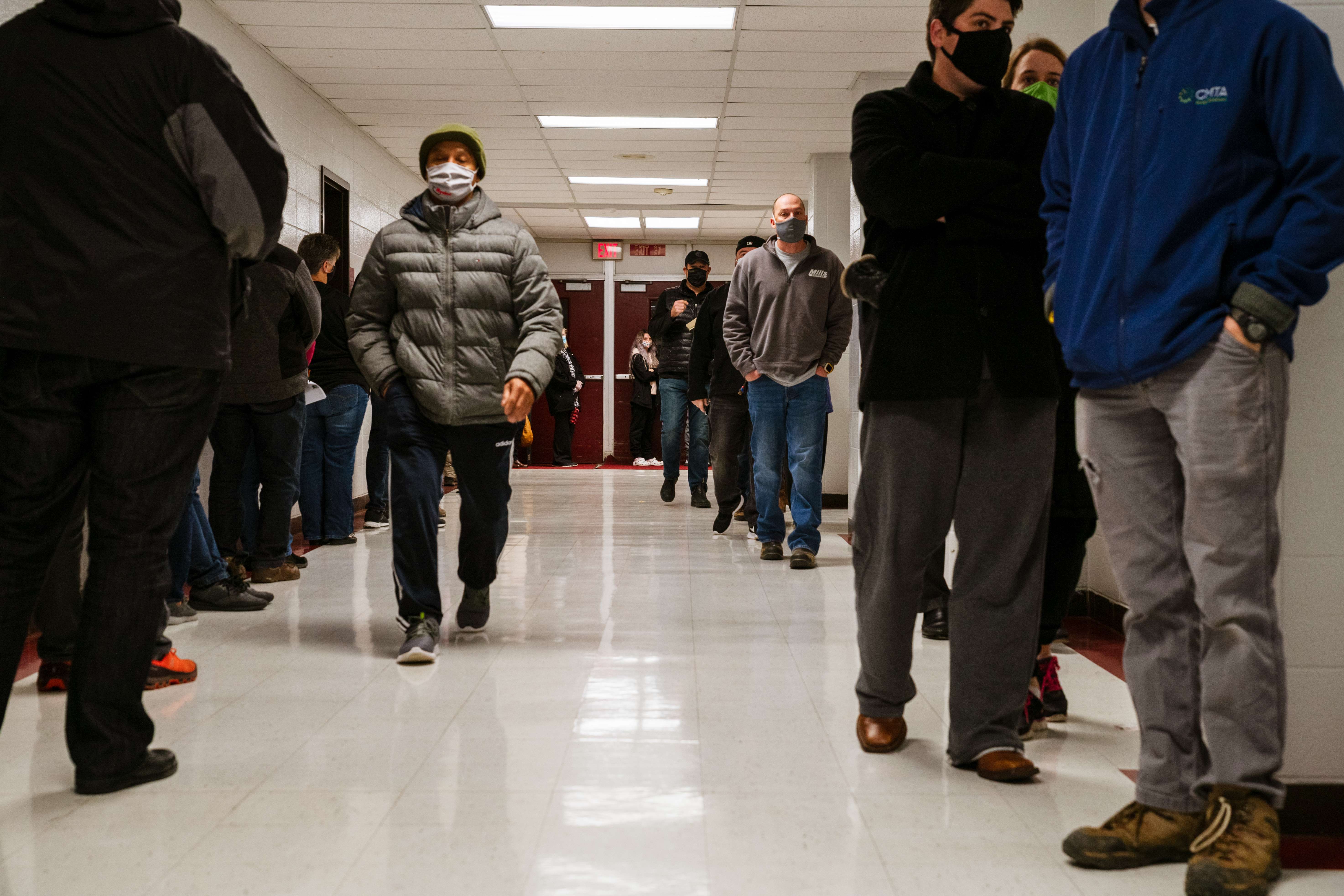 Los votantes esperan en fila para ingresar al lugar de votación en Ballard High School, en Louisville, Estados Unidos. (Foto Prensa Libre: AFP) 