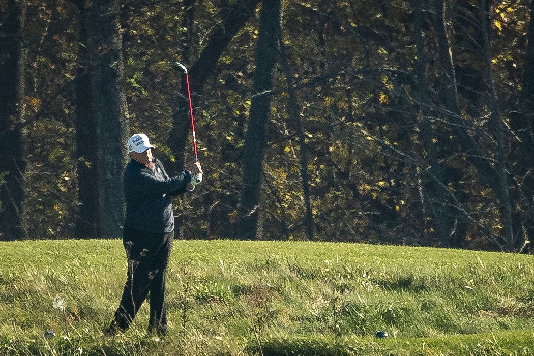 Donald Trump juega al golf en el Trump National Golf Club, el 7 de noviembre de 2020 en Sterling, Virginia. (Foto Prensa Libre: AFP)