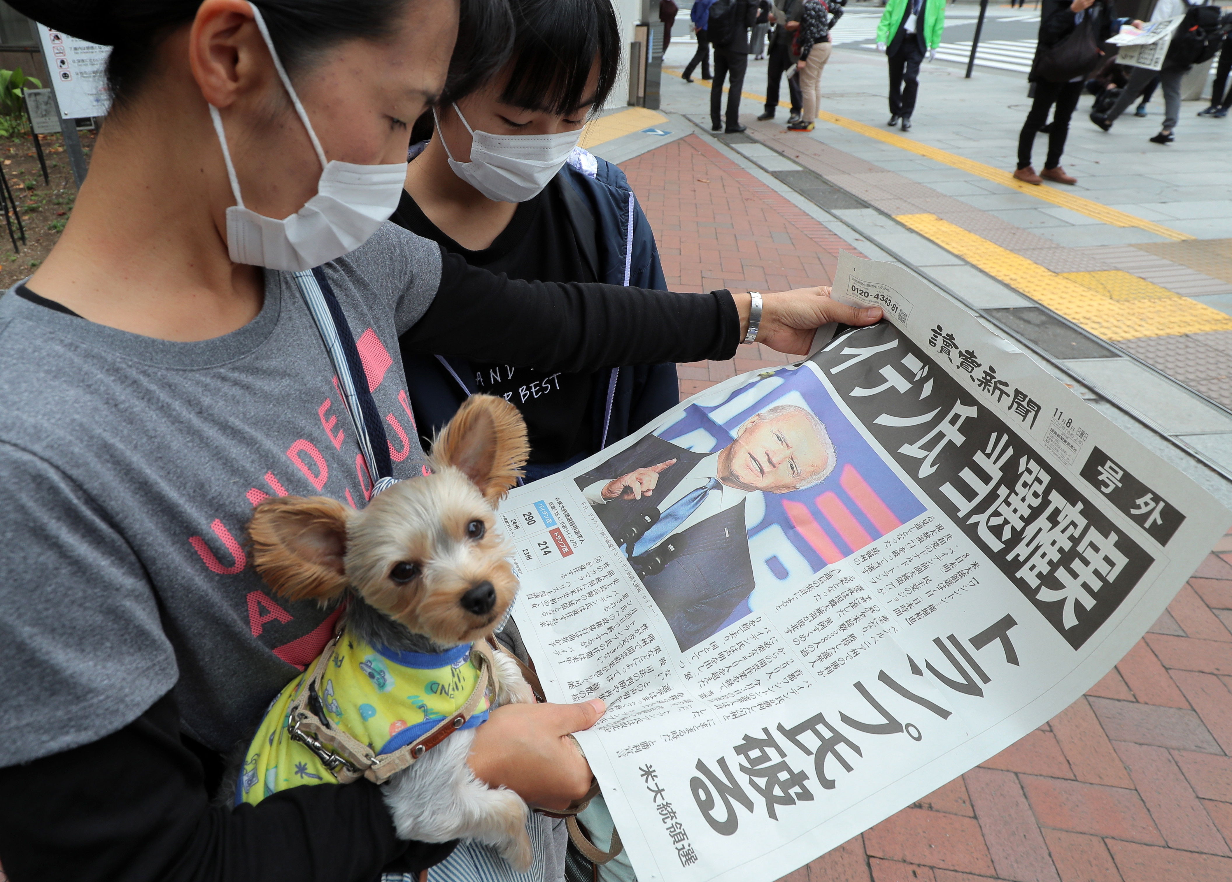 El periódico Yomiuri informa sobre la victoria de Joe Biden en las elecciones presidenciales de EE. UU. 2020 en Tokio, Japón. (Foto Prensa Libre: EFE) 