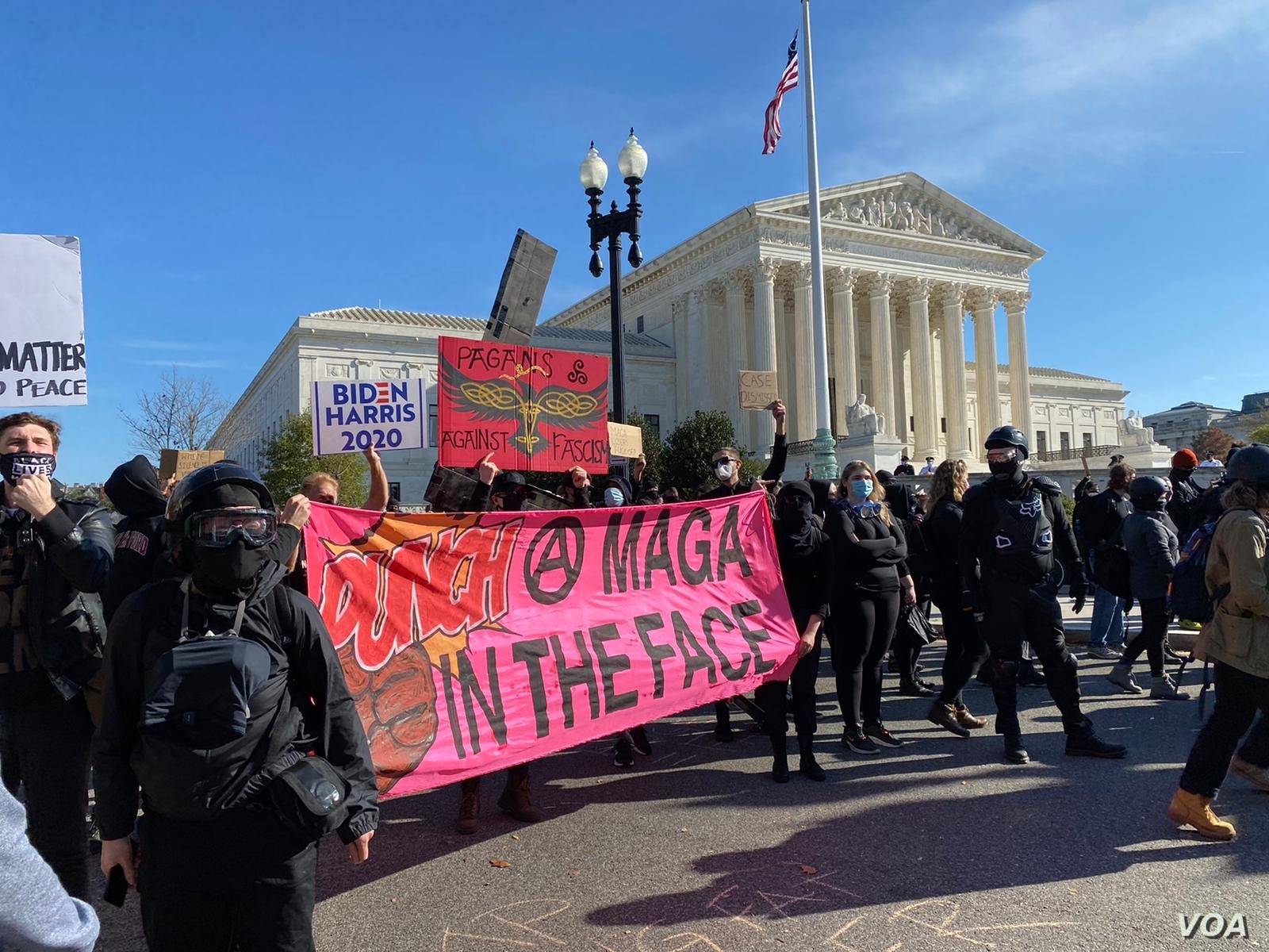 Miles de ciudadanos se manifiestan frente al Tribunal Supremo de Estados Unidos, Washington DC, en protesta por los resultados de las elecciones presidenciales, el 14 de noviembre de 2020. 