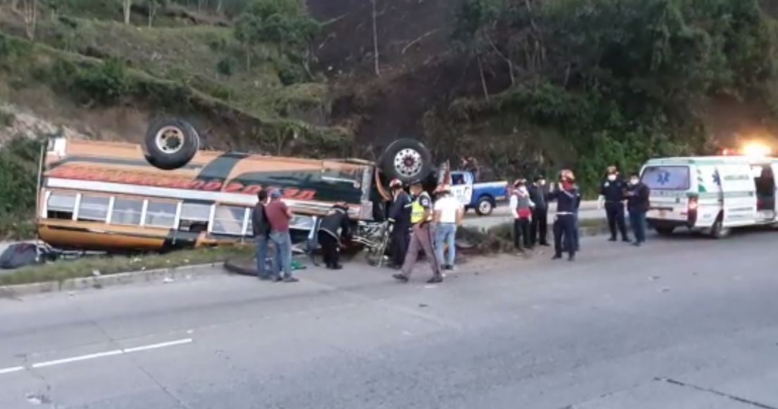 Los paramédicos trasladaron a los heridos al hospital. Fotografía: Bomberos Municipales Departamentales.  