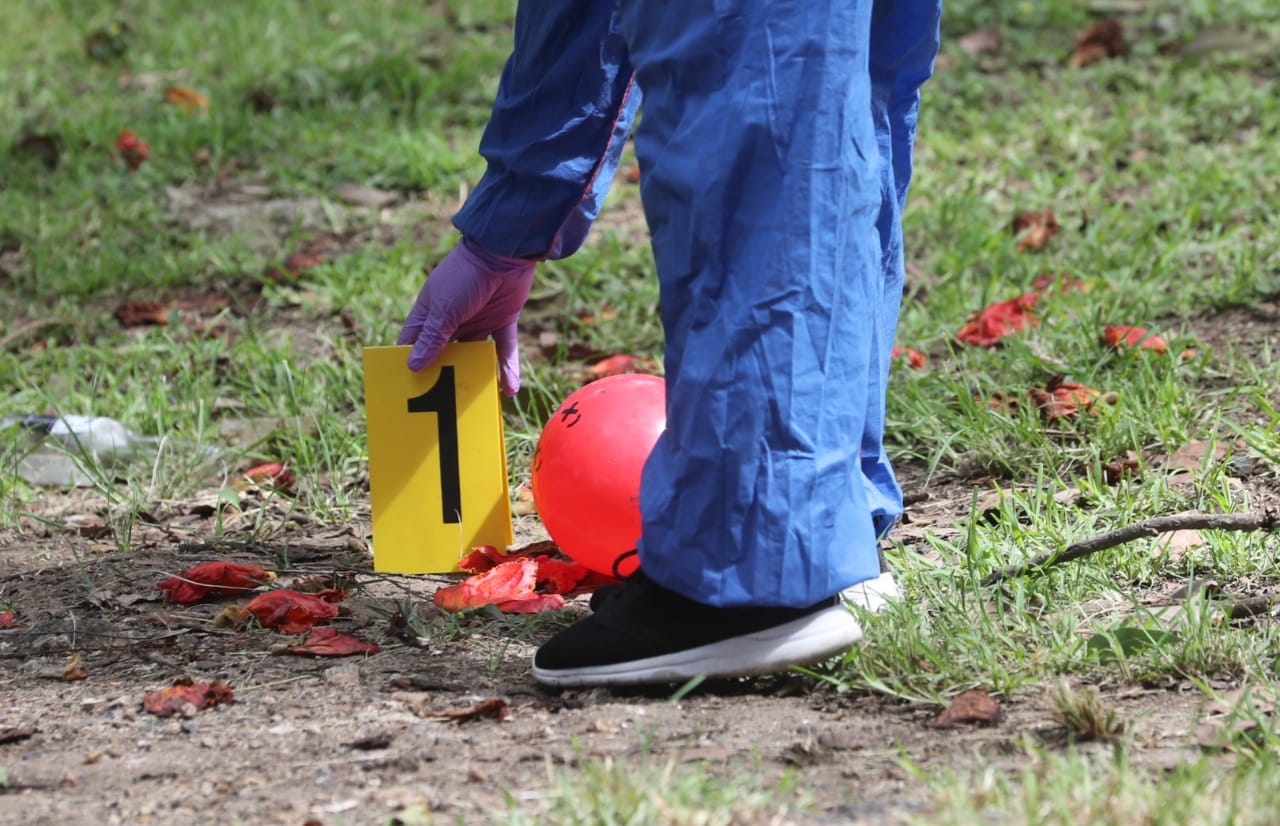  El lunes 2 de noviembre, una mujer murió en un ataque armado en la zona 3; su hijo resultó herido, pero murió días después a consecuencia de las heridas. (Foto Prensa Libre: Érick Ávila)