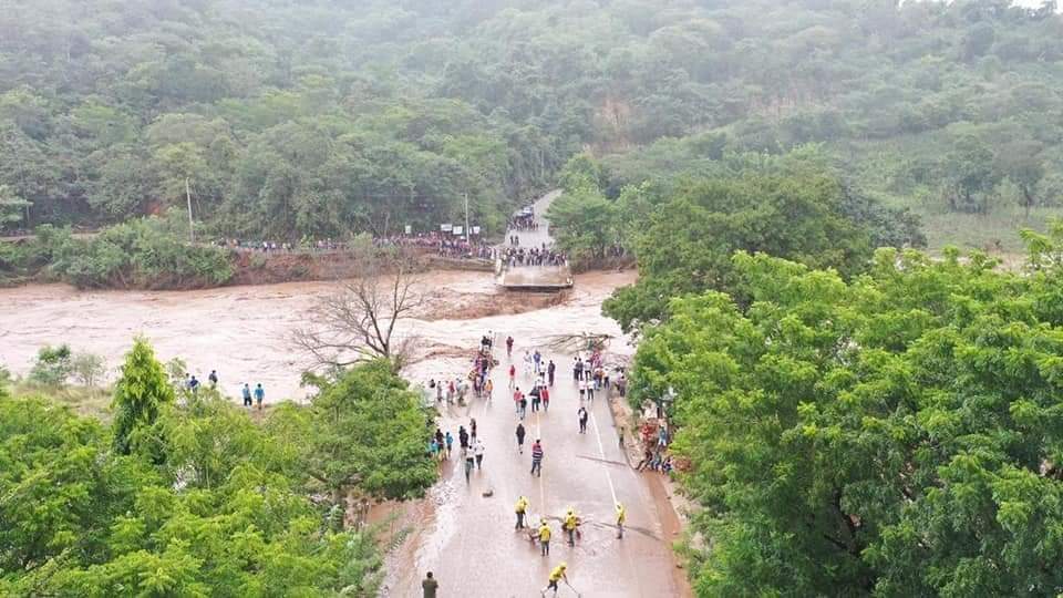 El impacto de Iota dejó serios daños en la infraestructura vial del país, donde puentes y carreteras fueran afectadas por la crecida de ríos. (Foto Prensa Libre: Carlos Zaparolli) 