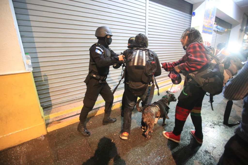 Oacnudh hizo un llamado para que se respete el derecho de las personas detenidas ayer en la manifestación. (Foto Prensa Libre: Carlos Hernández)