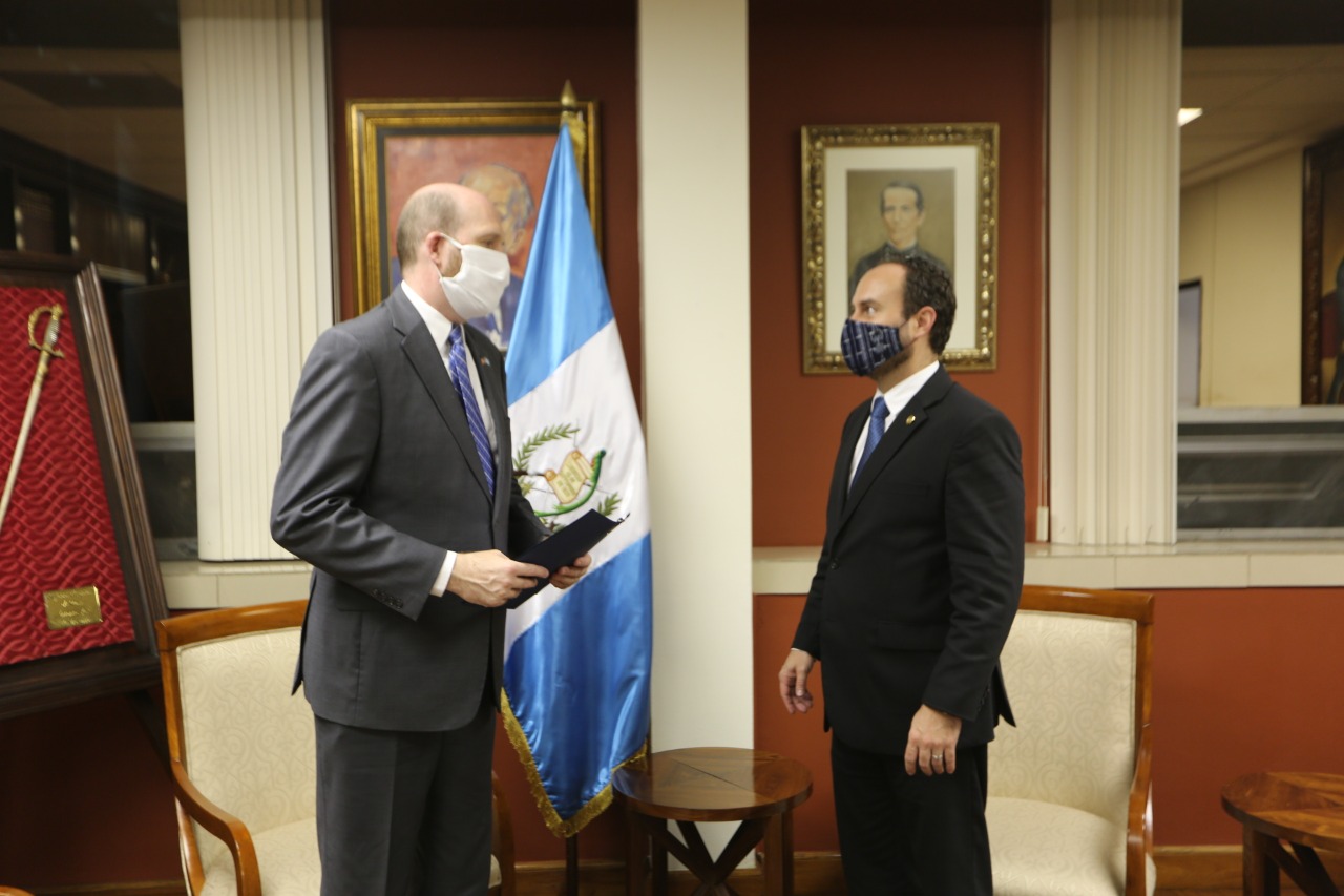 Embajador William Popp recibe la carta de solicitud de TPS de manos del canciller Pedro Brolo. (Foto Prensa Libre: Minex)