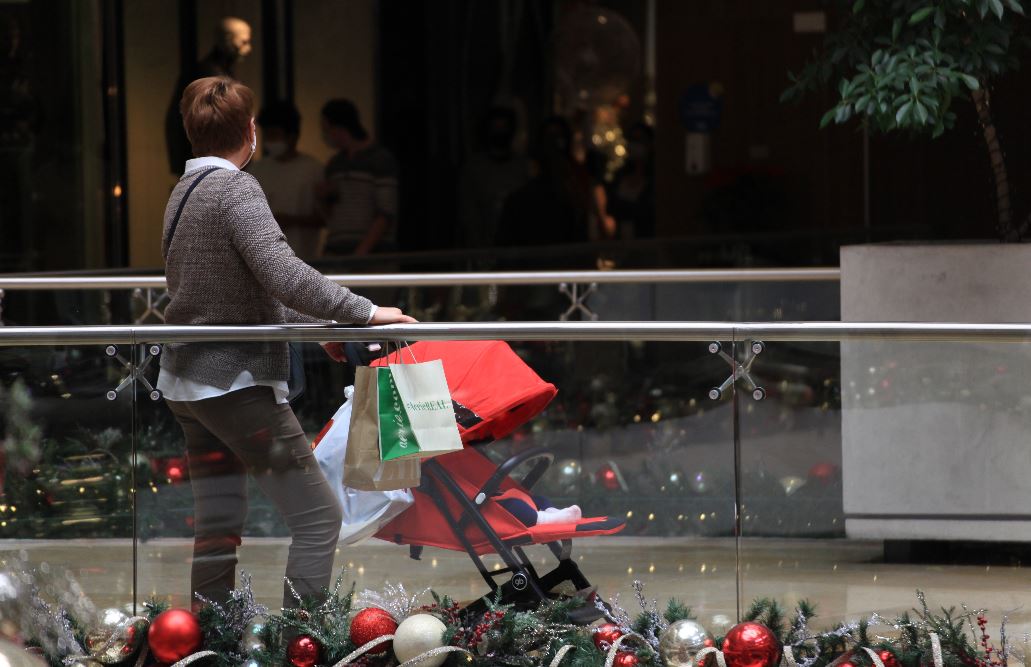 Guatemaltecos salen de compras y aprovechan descuentos relacionados al Black Friday. (Foto Prensa Libre: Byron García)