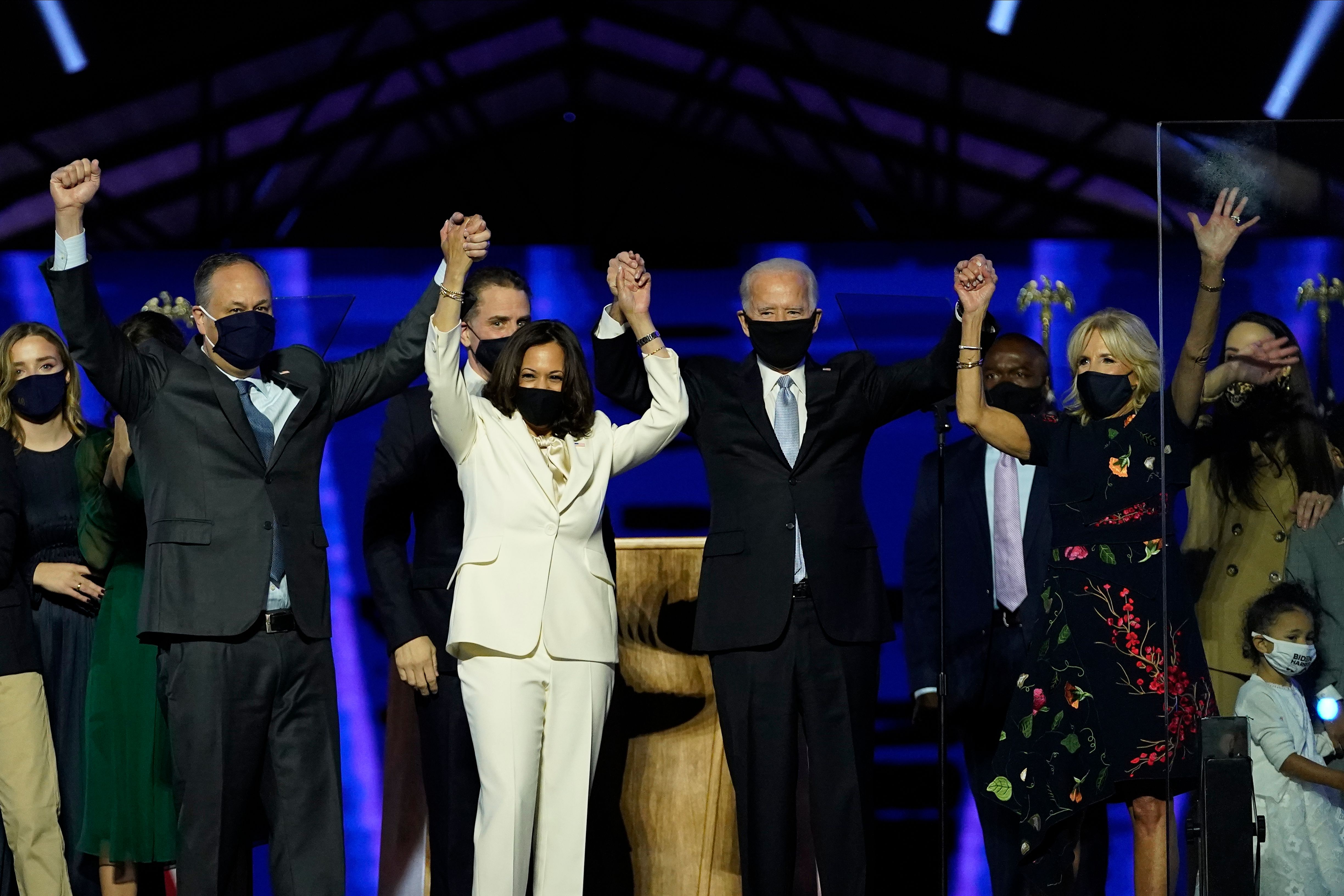 Joe Biden  y Kamala Harris  celebran la victoria juntos a sus respectivas parejas Jill Biden y Doug Emhoff en Wilmington, Delaware, el 7 de noviembre de 2020.
(Foto Prensa Libre: Andrew Harnik / POOL / AFP)