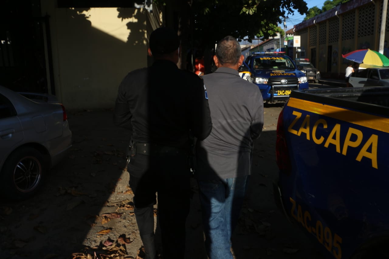 En la escena del crimen se encontraron algunas botellas de cerveza. (Fotografía Prensa Libre: PNC)