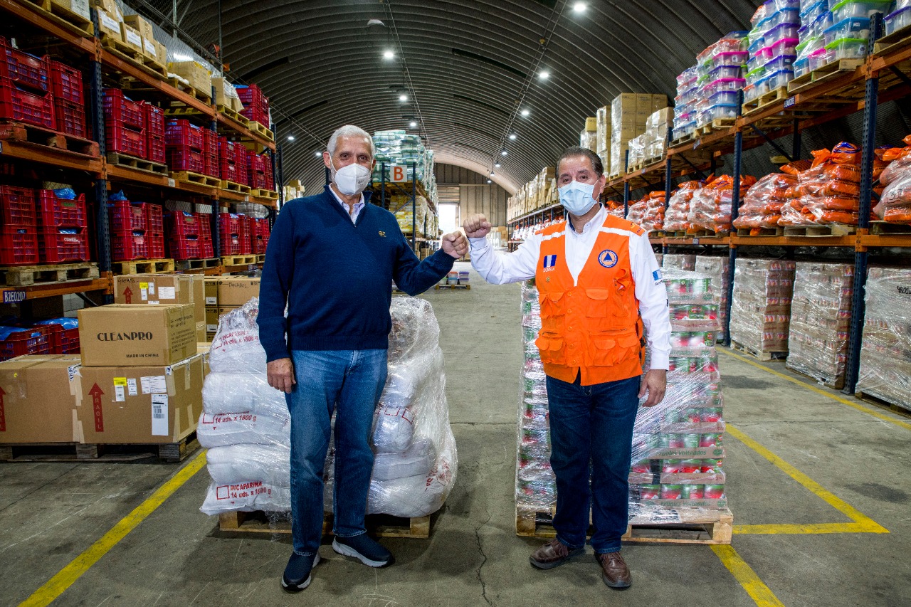 Guillermo Castillo Villacorta, director general de Cervecería Centro Americana, S.A. realizó la entrega del donativo. (Foto Prensa Libre: cortesía)