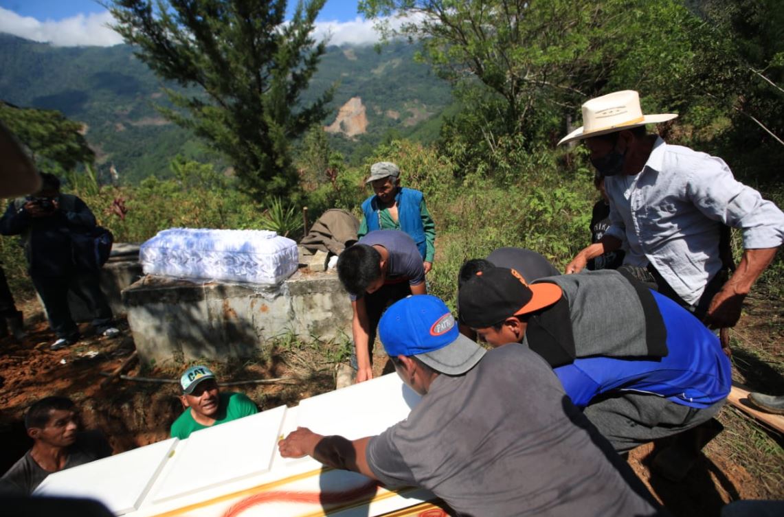 Inhumación de las víctimas del deslave en Quejá, San Cristóbal Verapaz, Alta Verapaz. (Foto Prensa Libre: Carlos Hernández).