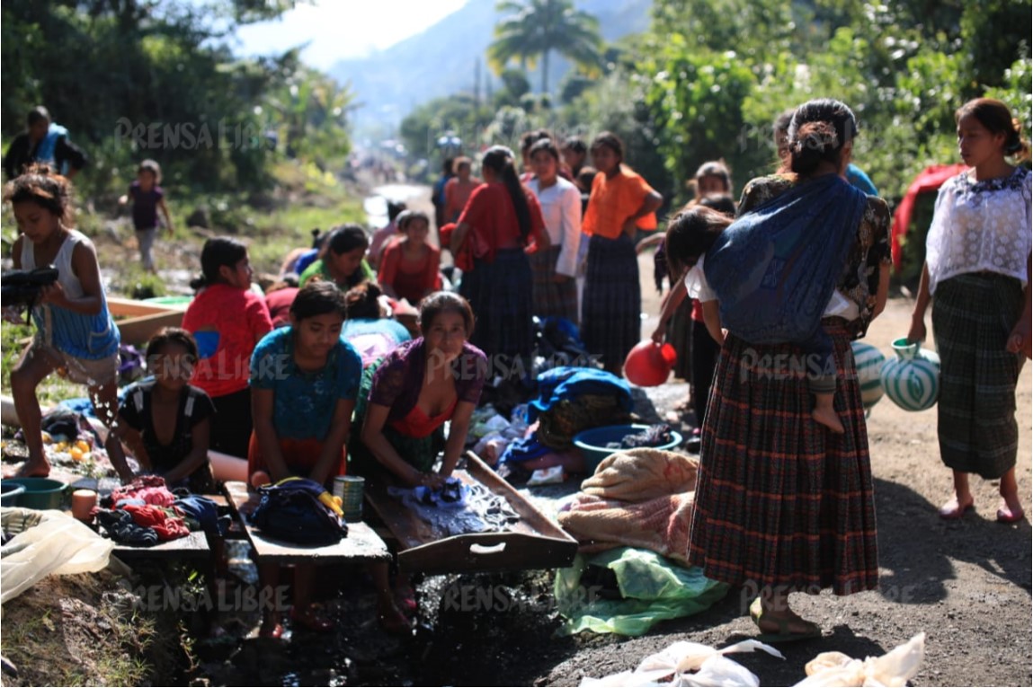 Afectados por Eta cocinan, lavan y tratan de sobrellevar la tragedia en los caminos de Santa Elena. (Foto Prensa Libre: Carlos Hernández)