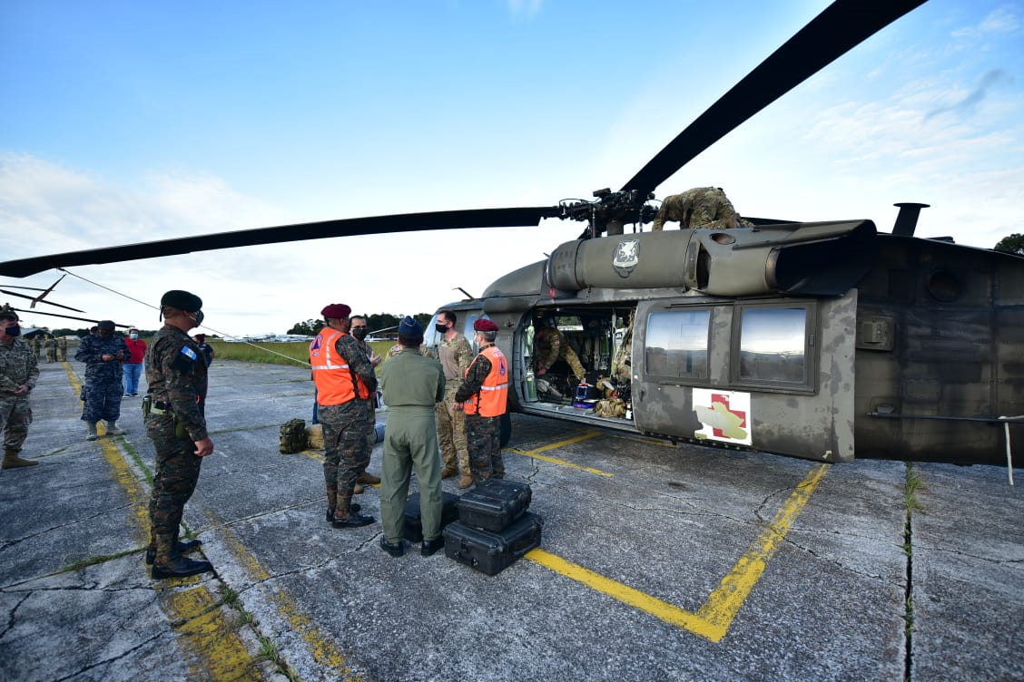 Los helicópteros llegaron a Guatemala este sábado. (Foto: Minex) 