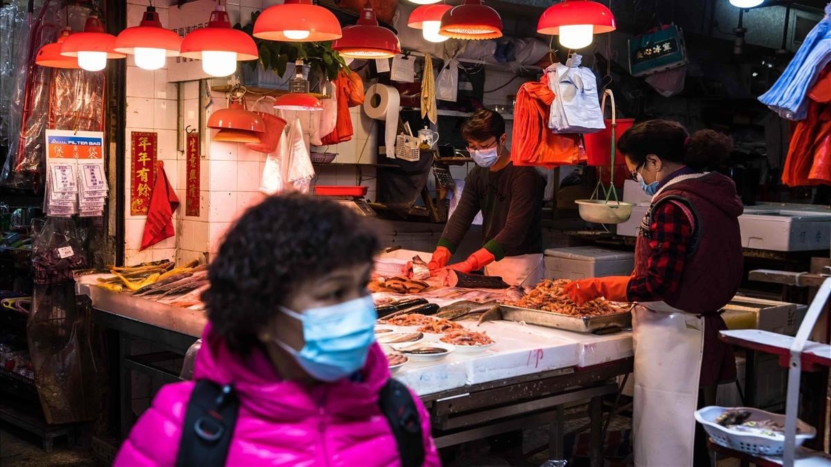 Científicos creen que el origen del coronavirus es zoonótico y que el mercado de Huanan, en Wuhan, es la clave para descubrirlo. (Foto Prensa Libre: AFP)