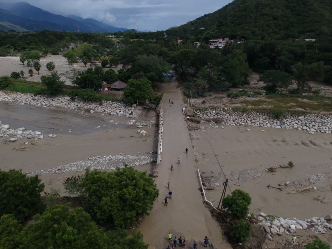 La red vial del norte de Centroamérica que comunica a los puertos y puntos aduaneros presenta daños por el exceso de lluvias. (Foto Prensa Libre: Carlos Hernández)
