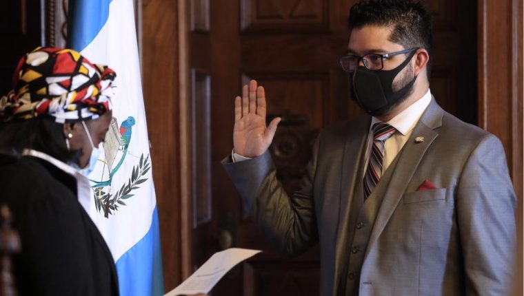 Carlos Sandoval durante la juramentación para ser viceministro de Deporte y Recreación. (Foto Prensa Libre: Hemeroteca PL) 