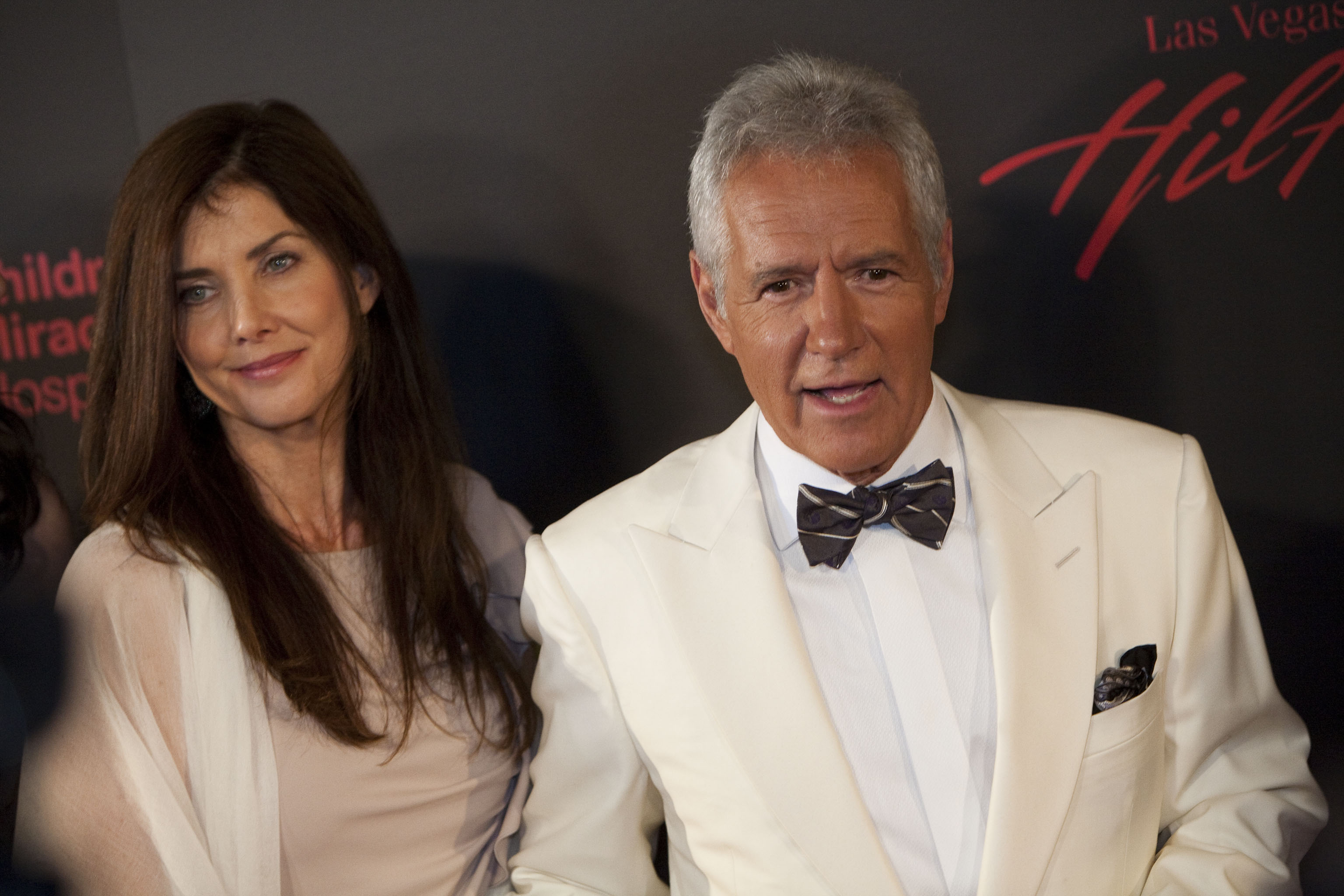 El  presentador del programa estadounidesne Jeopardy Game,  Alex Trebek, murió a los 80 años.  en la foto está junto a su esposa Jean Trebek. (Foto Prensa Libre: Adrián Sánchez,/AFP).