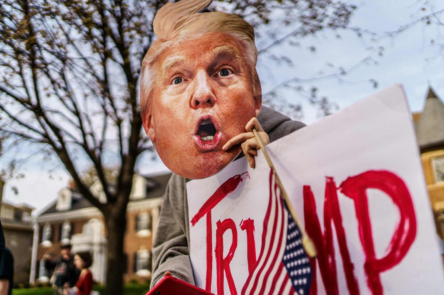 Un manifestante frente a la Casa Blanca celebra que Trump ya no será el presidente de EE. UU. el próximo año. (Foto Prensa Libre: EFE)