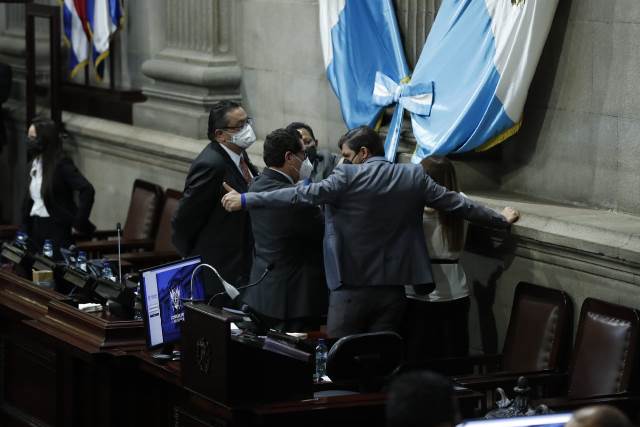 Directivos del Congreso durante la sesión extraordinaria de este 3 de diciembre. (Foto: Esbin García)