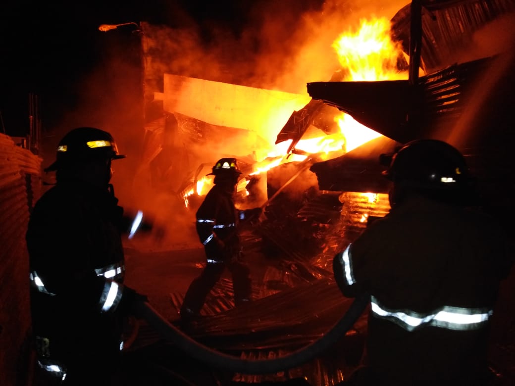 Los bomberos luchan contra las llamas en Villa Nueva. (Foto: Bomberos Voluntarios) 