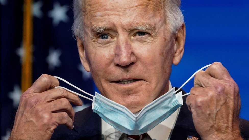 Biden dijo que ordenará que se usen mascarillas en todos los edificios gubernamentales.