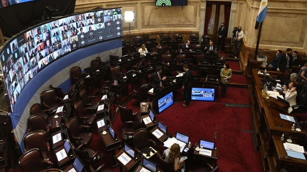 La Ley de Aporte Solidario y Extraordinario fue debatida y aprobada este viernes por el Senado argentino. (Foto Prensa Libre: Getty Images)