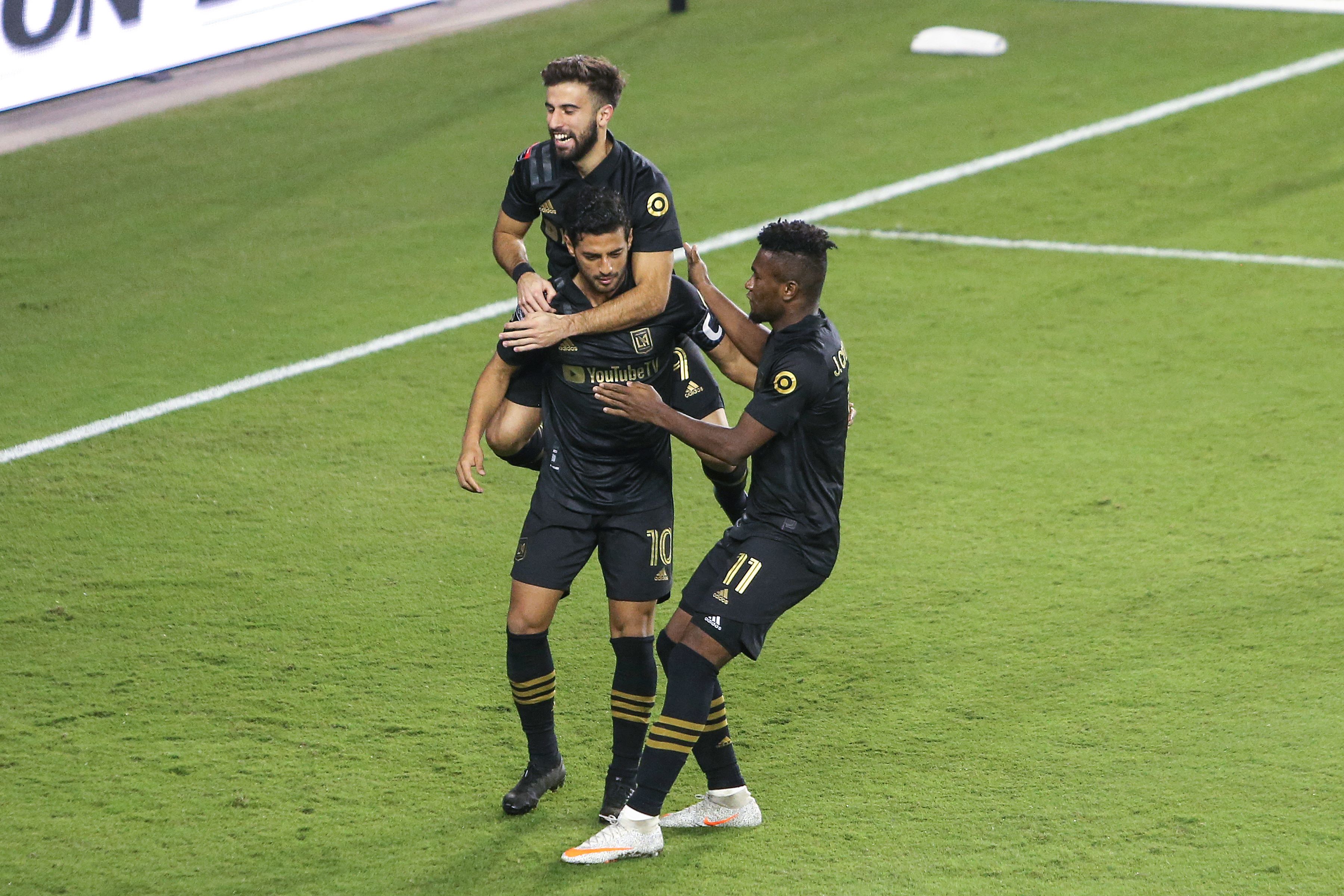 Diego Rossi (9) y José Cifuentes (11) celebran junto a Carlos Vela (10) el gol anotado por el mexicano ante el América por la Concacaf. (Foto Prensa Libre: AFP)