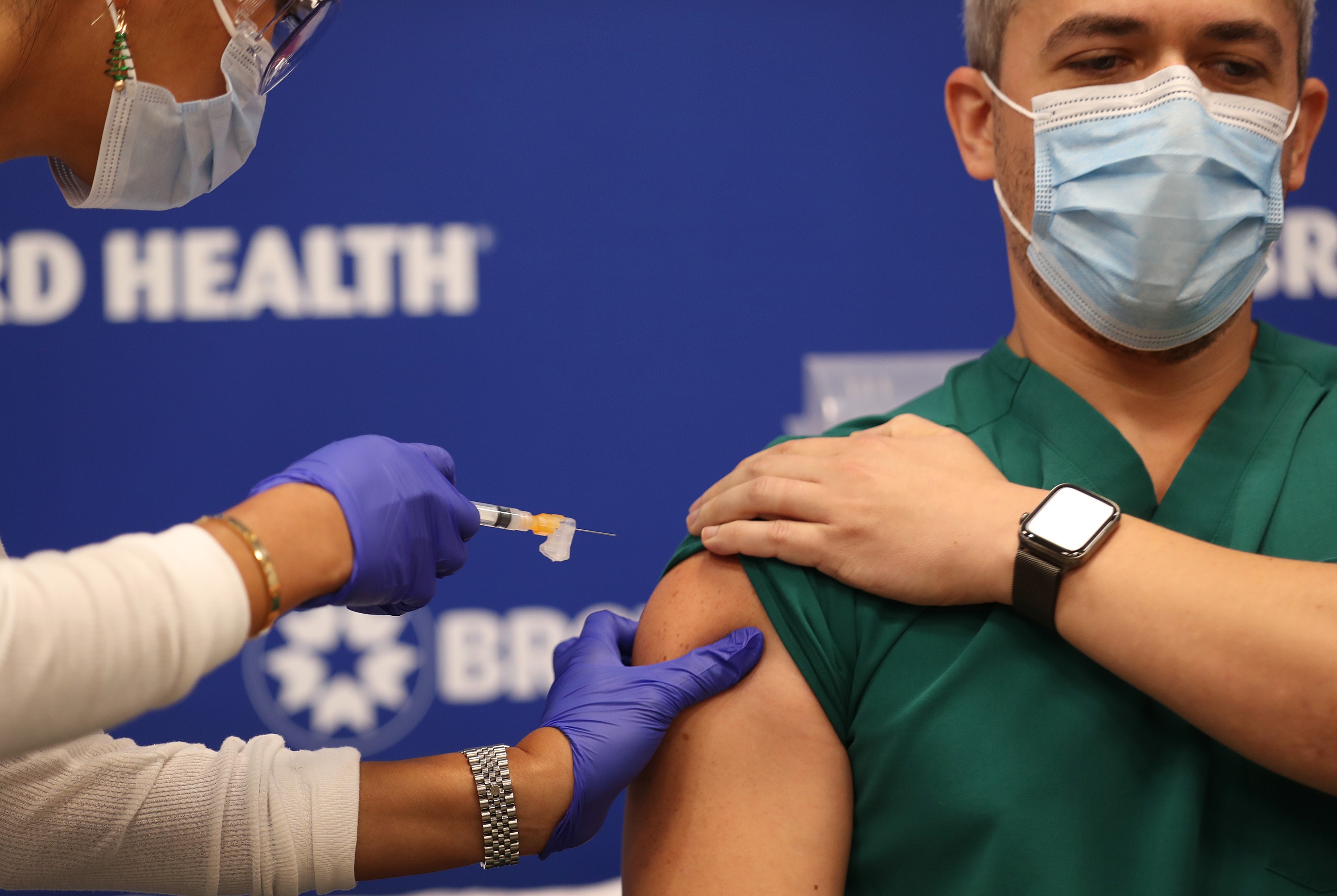 La vacuna contra el coronavirus se empezó a aplicarse  el 24 de diciembre en Costa Rica. (Foto Prensa Libre: AFP)