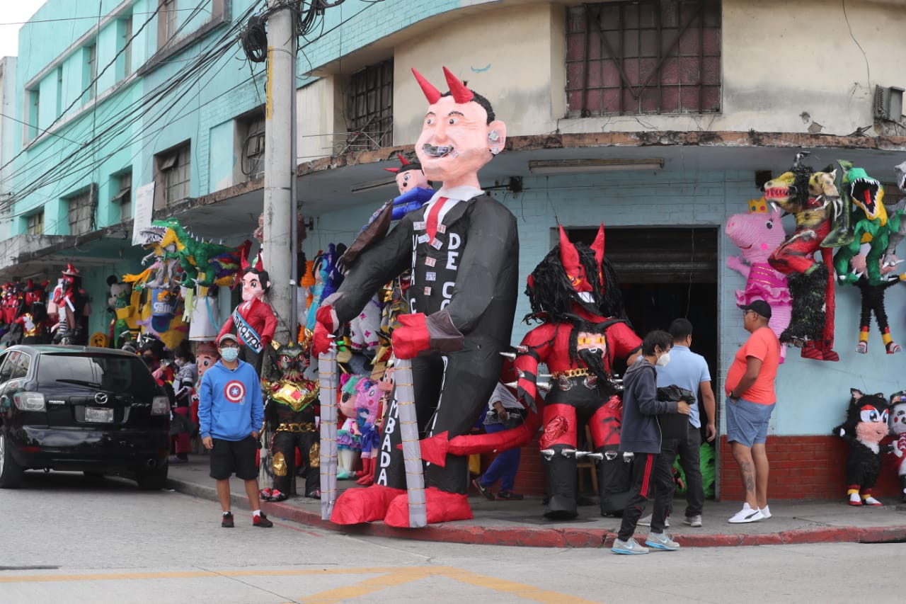 Muchos guatemaltecos compran piñatas para la quema del diablo del 7 de diciembre. (Foto Prensa Libre María José Bonilla)