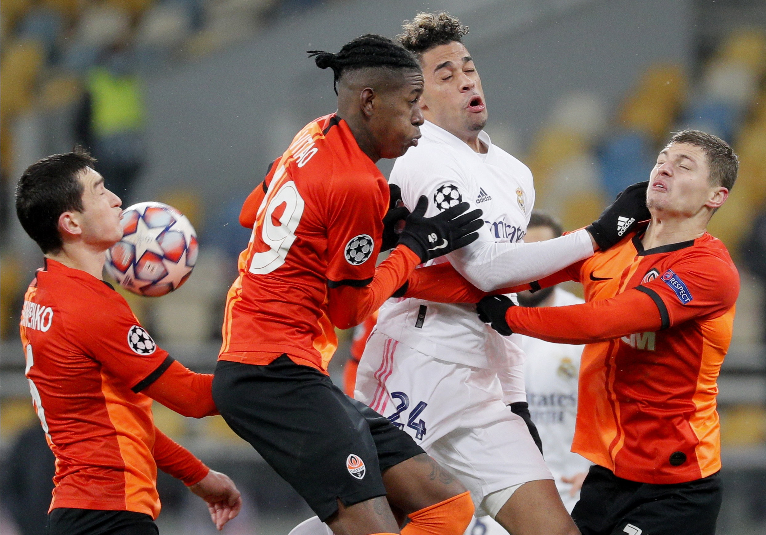 Vitao del Shakhtar en una acción con Mariano Diaz del Real Madrid. Foto Prensa Libre:  EFE.