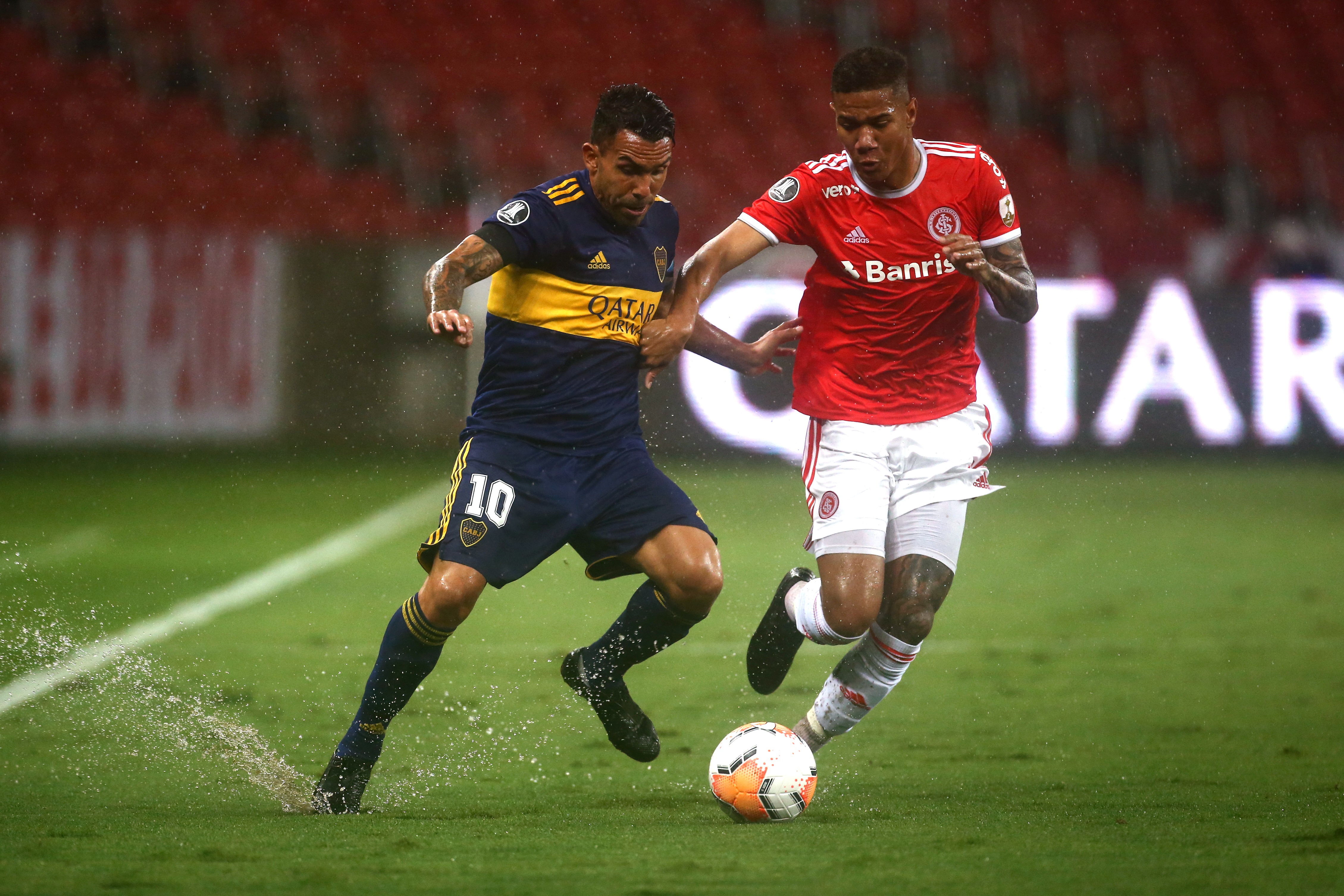 Ze Gabriel y Carlos Tevez disputan un balón en el juego de ida en Brasil. Foto Prensa Libre: EFE.