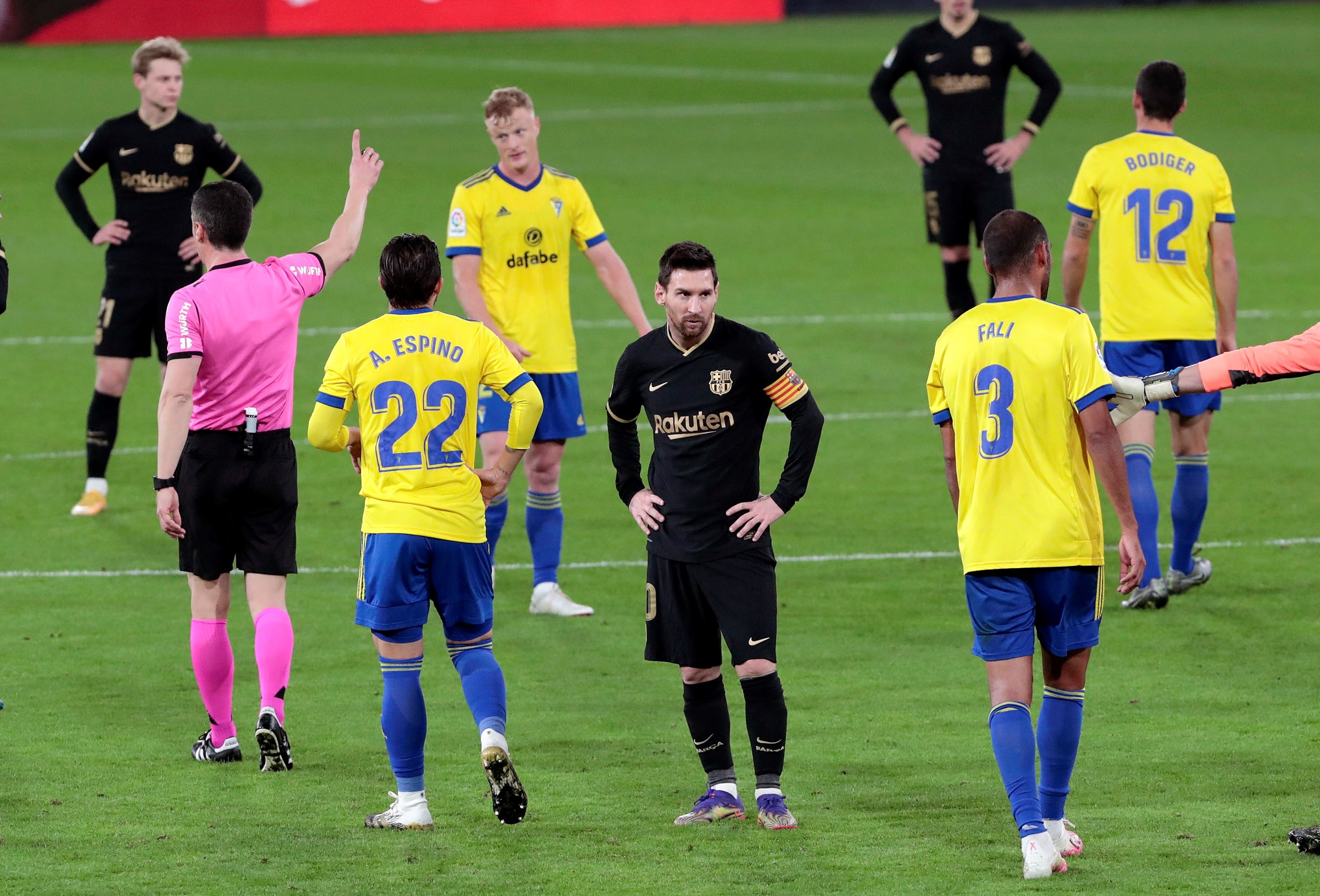 El Barcelona, ante el Cádiz, sufrió su cuarta derrota de la temporada en el torneo local. (Foto Prensa Libre: EFE)