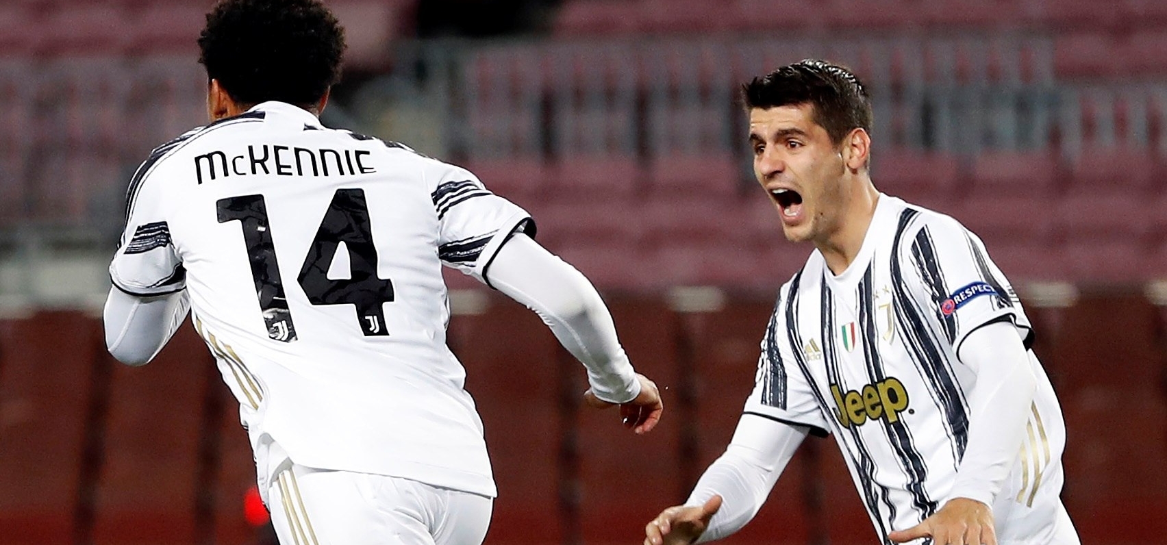 El centrocampista estadounidense del Juventus Weston McKennie (i) celebra el segundo gol de su equipo ante el Barcelona. (Foto Prensa Libre: EFE)