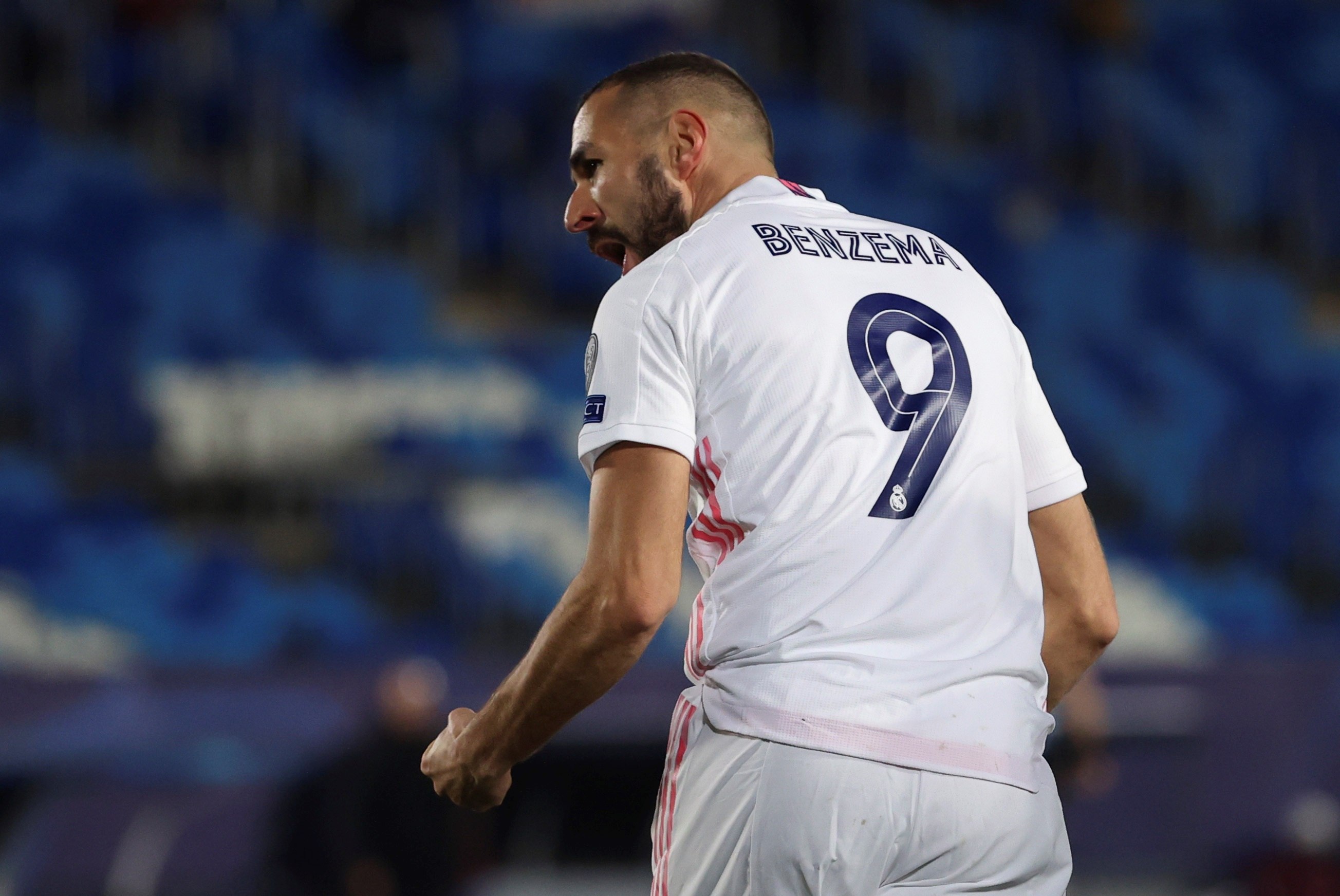 GRAF2503. MADRID, 09/12/2020.- El delantero francés del Real Madrid, Karim Benzema, celebra tras marcar el 1-0 durante el partido ante el Borussia Monchengladbach correspondiente al grupo B de la fase de grupos de la Liga de Campeones, celebrado este miércoles en el estadio Alfredo Di Stefano de Madrid. EFE/ Juanjo Martín